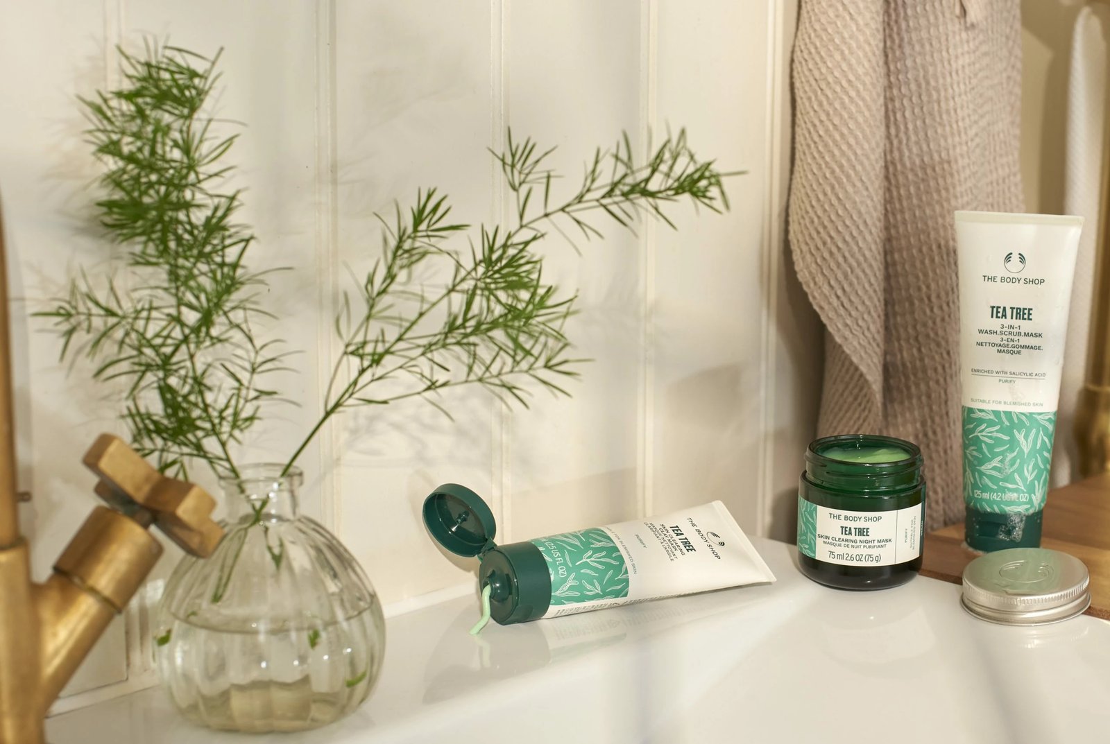 Tea Tree 3-in-1 Pastrues, Scrab & Maskë 125 ML