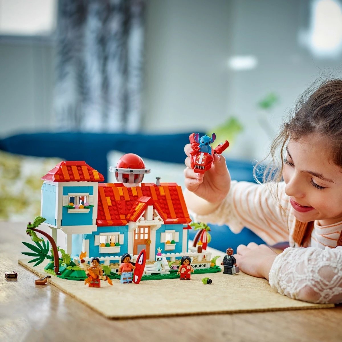 Set ndërtimi LEGO Disney Beach House Lilo and Stitch 43268, 834 pjesë