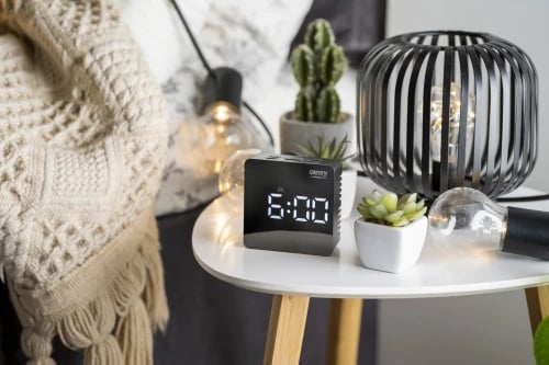 Orë alarmi Adler CR 1150, ekran LED, datë dhe temperaturë, 3 mënyra alarmi, USB + 3x AAA, e zezë