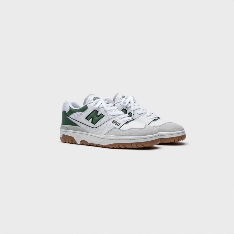 Atlete New Balance, të bardha dhe të gjelbra