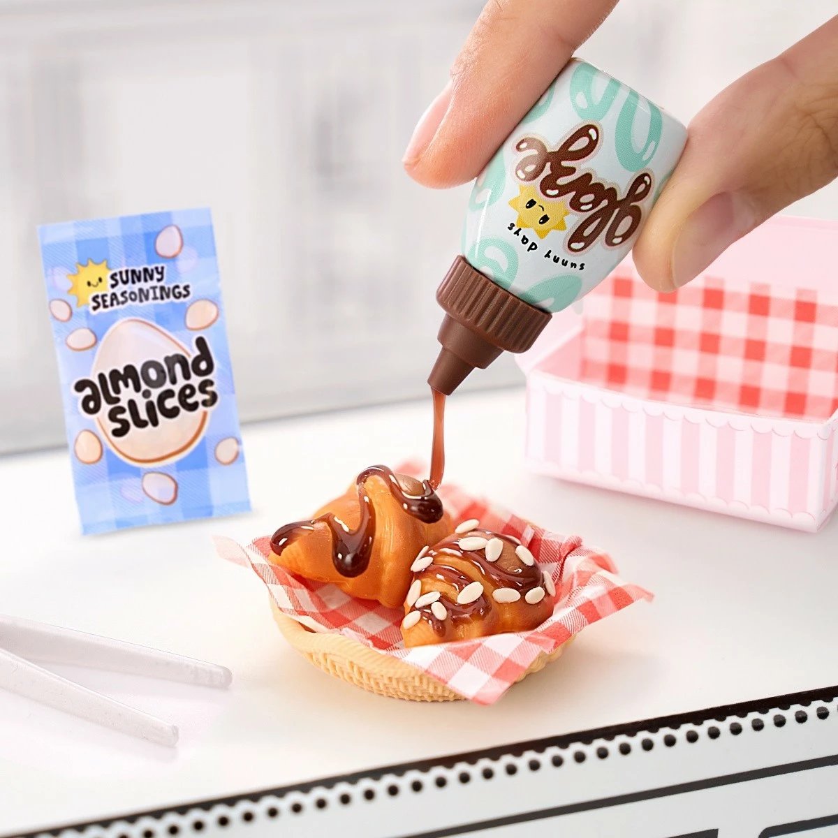 Set figurina MGA Miniverse Make It Mini Foods: Cafe, plastikë, 1 copë Set figurina MGA Miniverse Make It Mini Foods: Cafe, plastikë, 1 copë