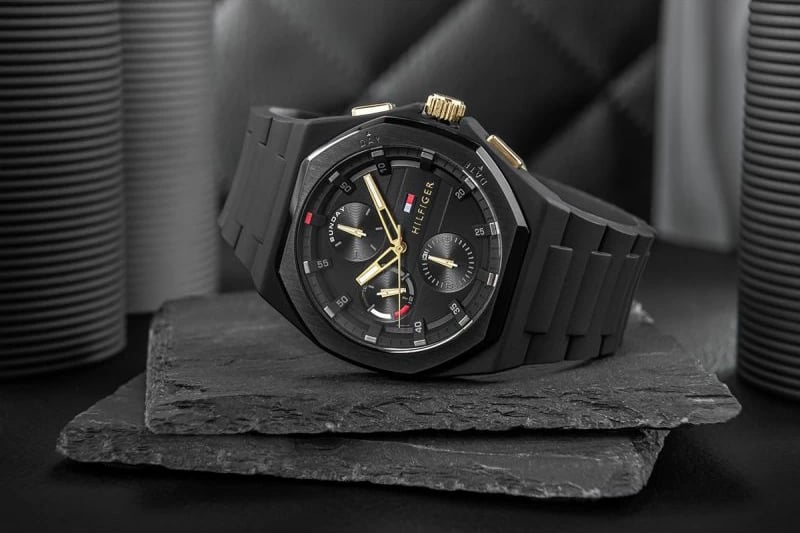 Orë dore për meshkuj Tommy Hilfiger, e zezë