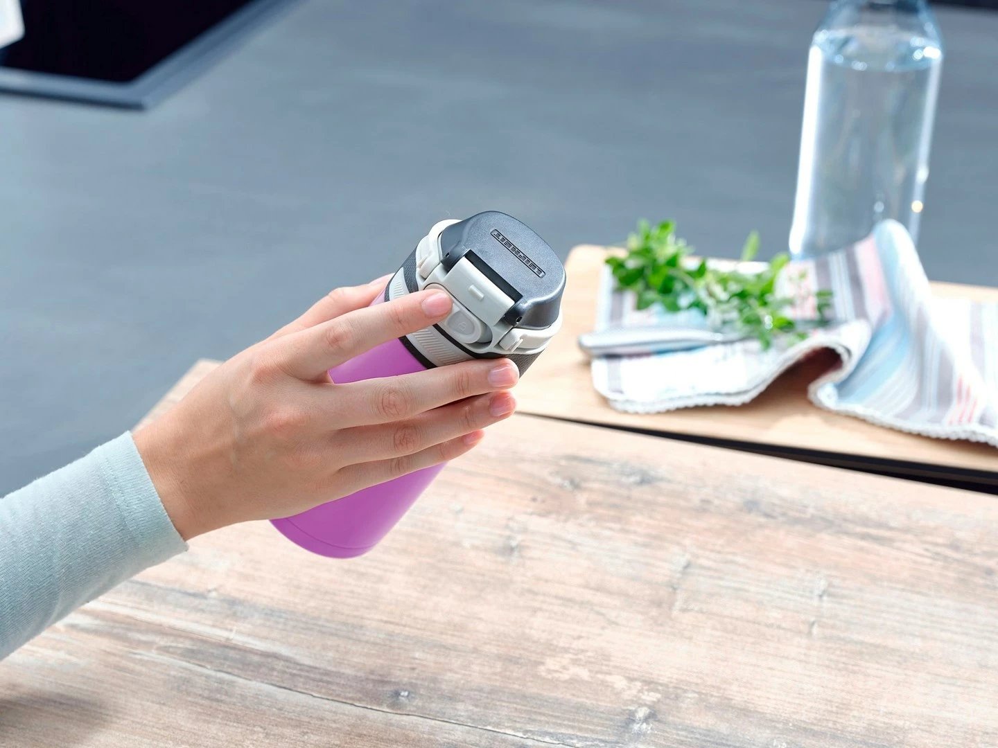 Termos LEIFHEIT Flip 350 ml, magenta Termos LEIFHEIT Flip 350 ml, magenta