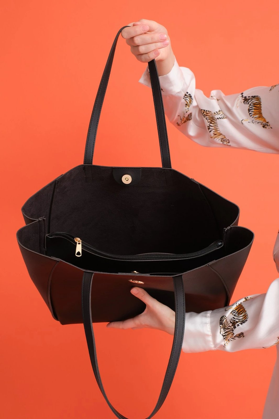 Çantë shpatulle e madhe, ngjyrë e zezë, Zoozie Bags Sofia