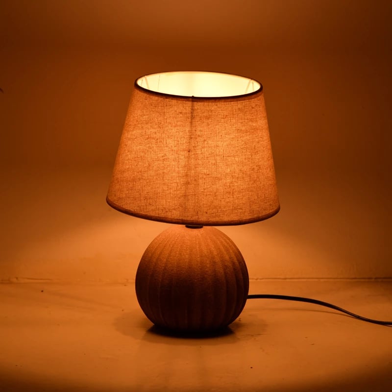 Llambë tavoline Melanie, qeramike, gri antike, abazhur bezhë, D22x30cm