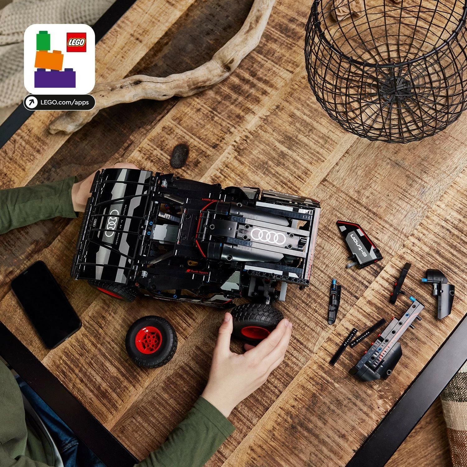 LEGO Technic Audi RS Q e-tron, 914 pjesë, ngjyrë e zezë