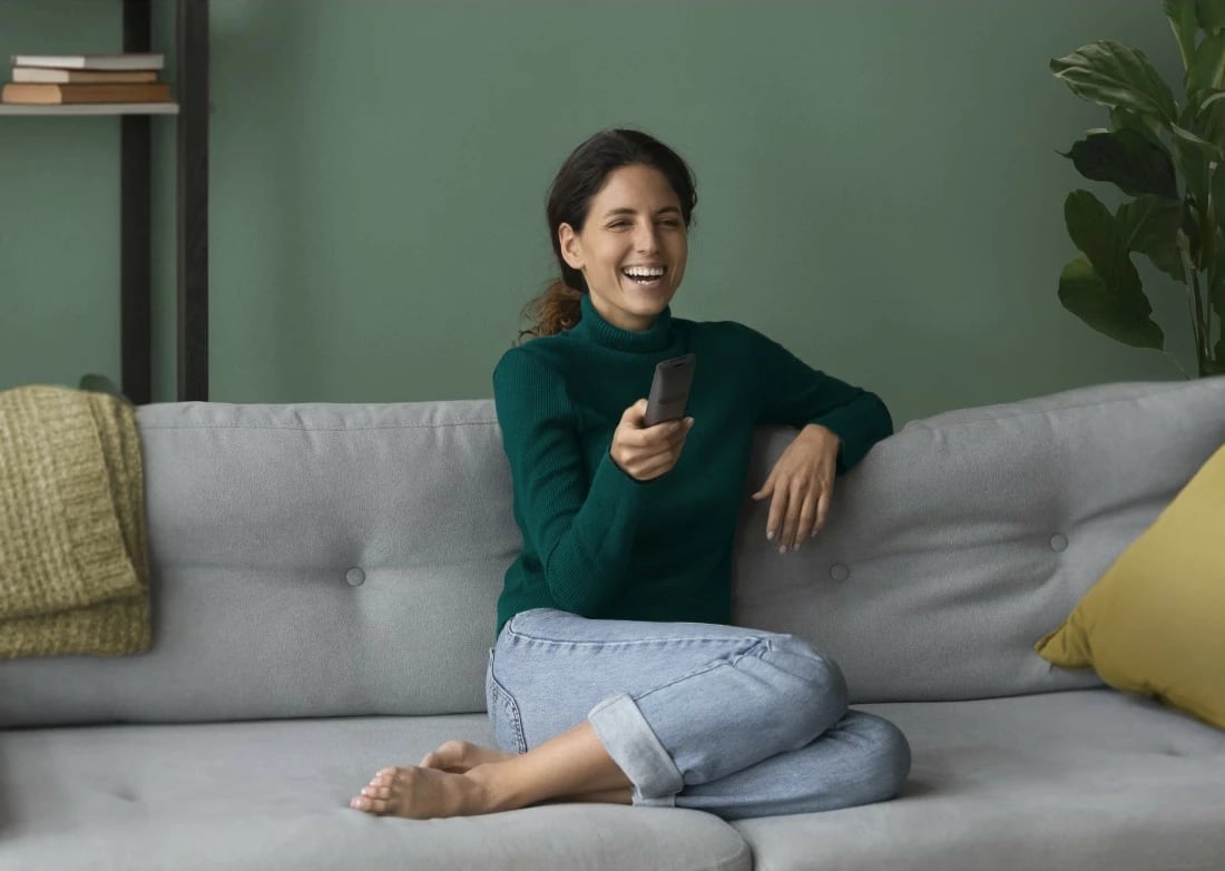 Telekomandë universale solare, Hama, 221057, 8‑në‑1, butona streaming, funksion mësimi, USB‑C, e zezë