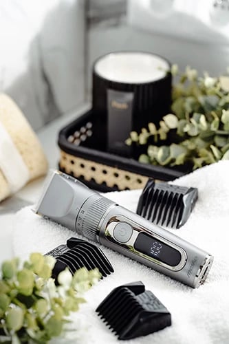 Prerëse flokësh, Mesko, MS 2843, LCD, IPX6, bateri 2000 mAh deri 180 min, karikim USB, teh titan me teh keramik, me krehra 3–12 mm, argjendtë