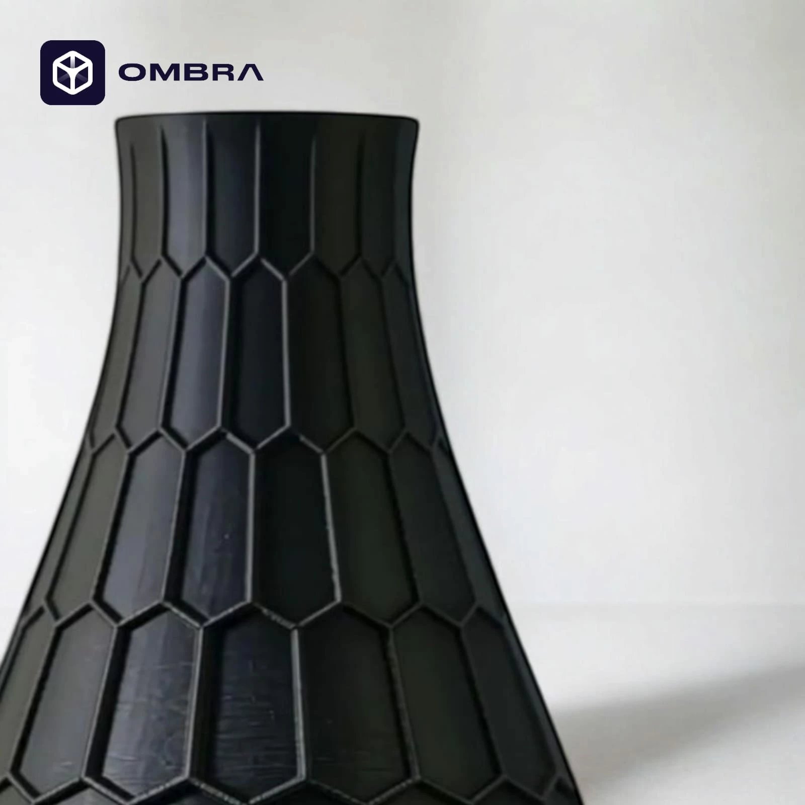 Vazo dekorative me strukturë gjeometrike, e zezë