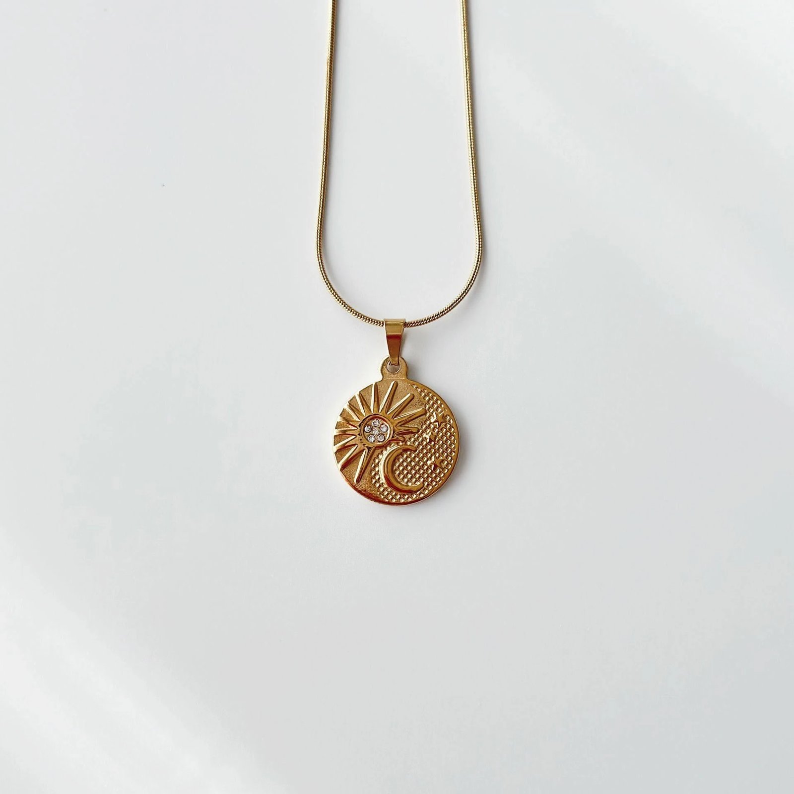 Vath prej çeliku, ngjyrë ari, Jumeon, motiv hëne dhe dielli