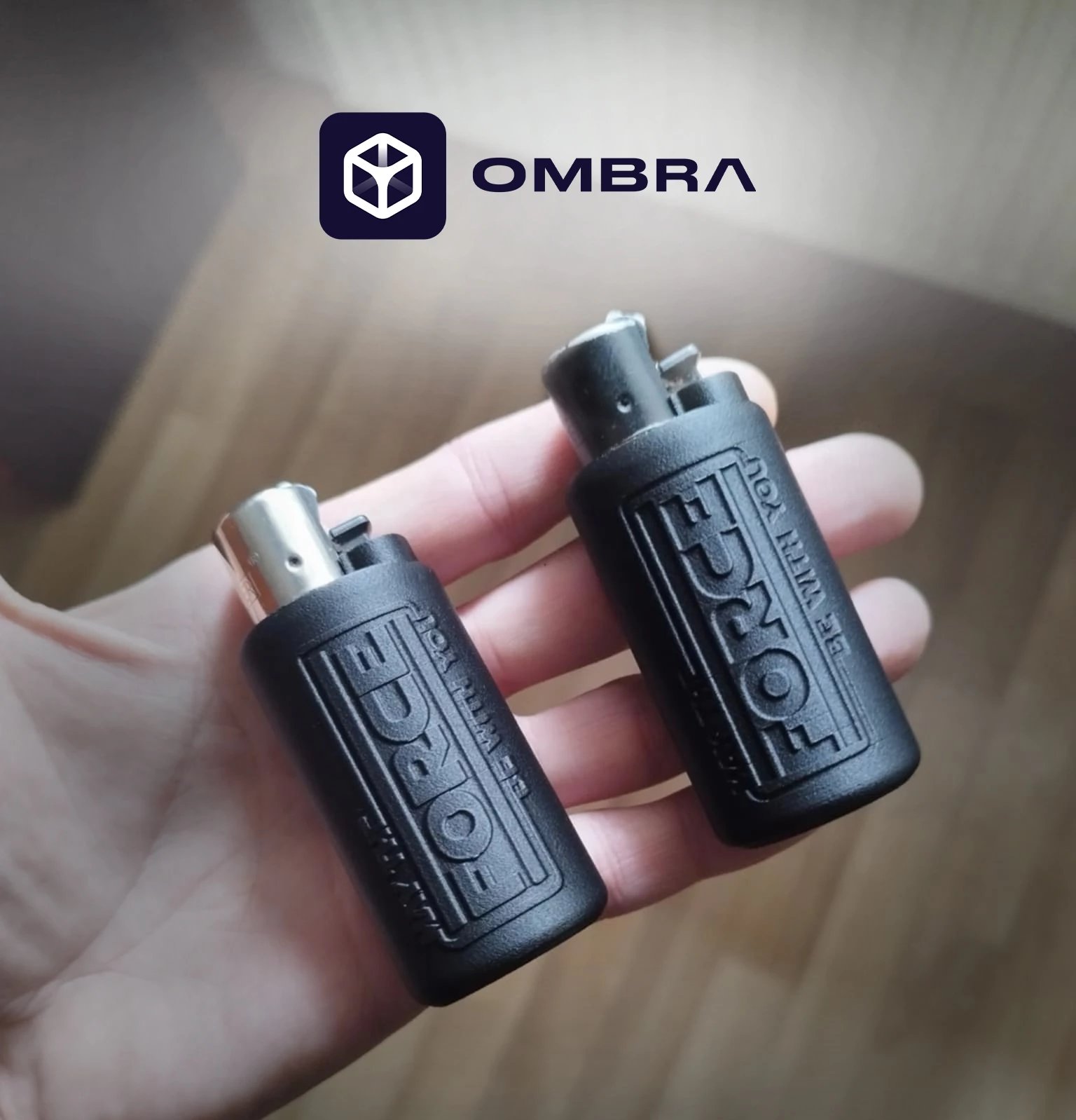 Mbajtëse për çakmak Clipper, dizajni "May Force", e zezë