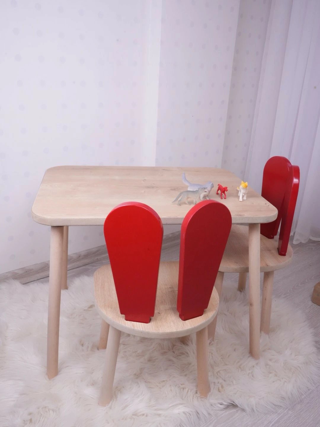Set tavoline për fëmijë Hanah Home, dy karrige Bunny, e kuqe, kafe