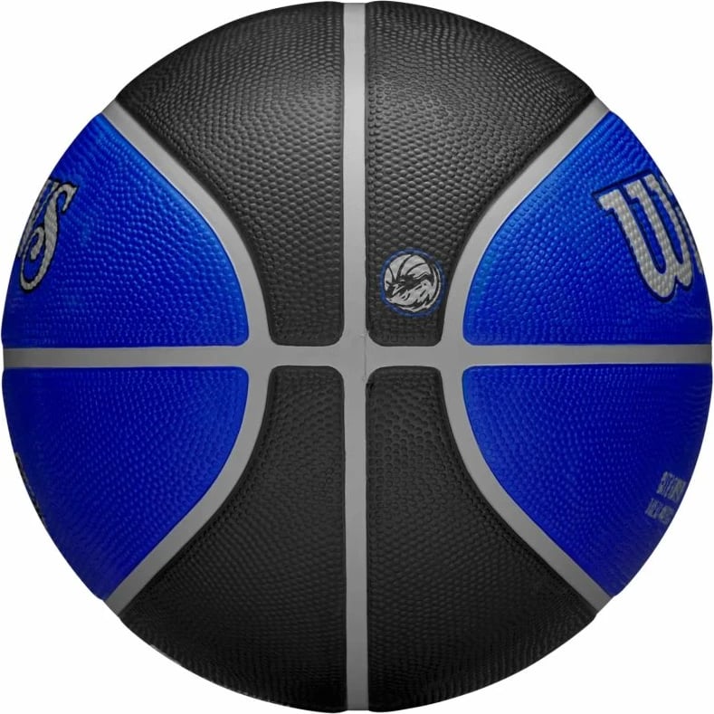 Top basketbolli Wilson, i zi dhe i kaltër