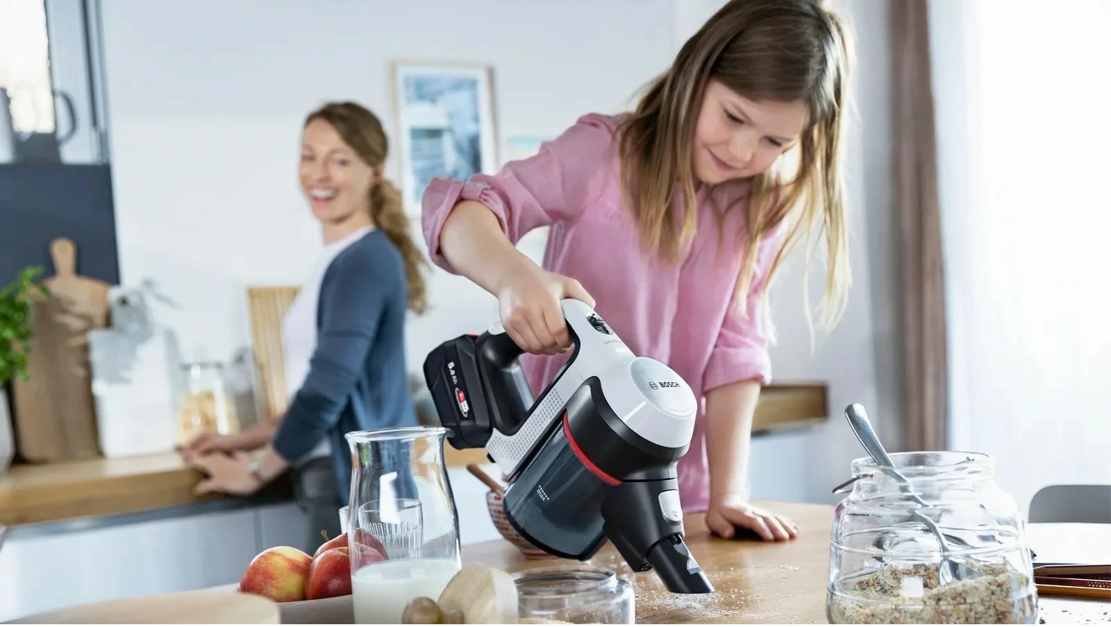 Fshesë me korrent Bosch BSS715CARP, pa qese, 0.3L, 18V, e zezë/argjendtë/e bardhë Fshesë me korrent Bosch BSS715CARP, pa qese, 0.3L, 18V, e zezë/argjendtë/e bardhë