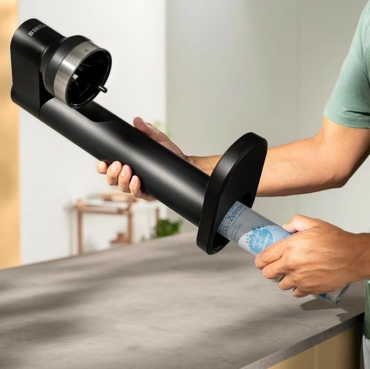 Saturator uji Brita sodaTRIO, me cilindër CO2, shishe qelqi dhe çelik, e zezë