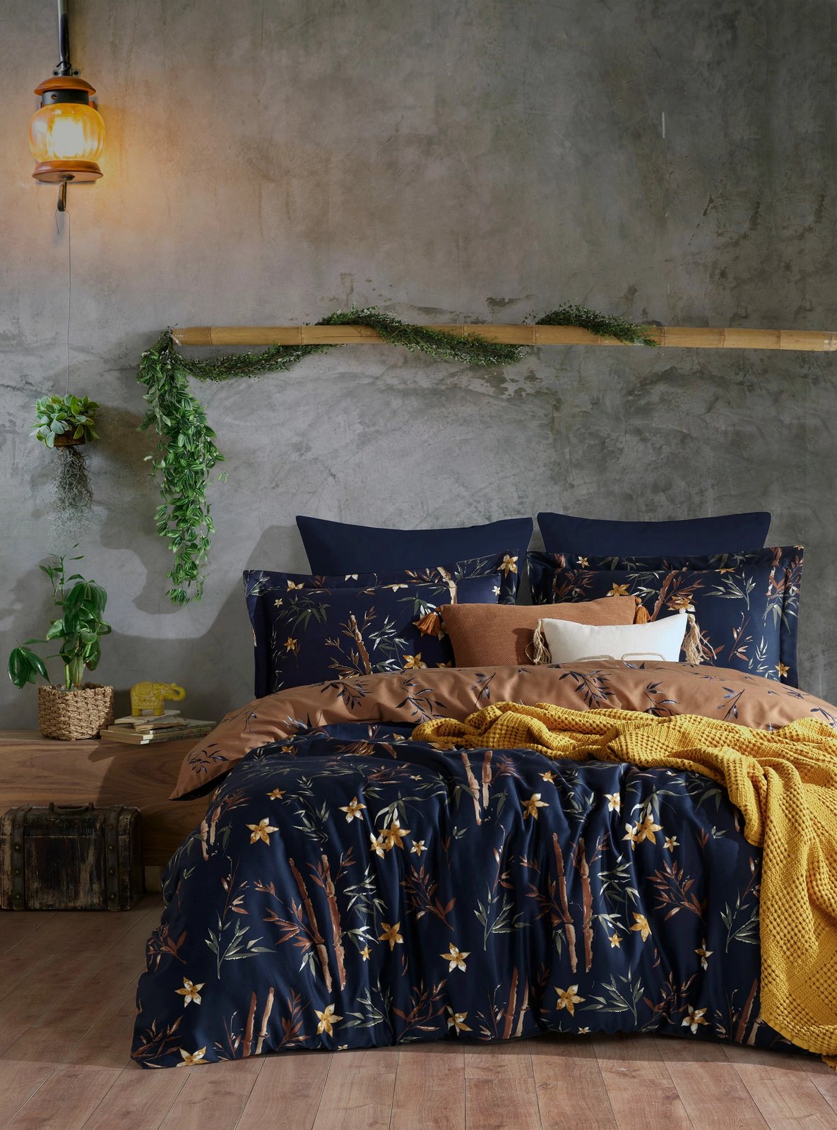 Set mbulesë për jorgan king size, saten, lule, ngjyrë kaltër e errët, kafe, e verdhë Set mbulesë për jorgan king size, saten, lule, ngjyrë kaltër e errët, kafe, e verdhë