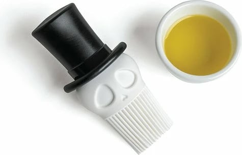 Furçë kuzhine silikoni OTOTO Skull Brush, dizajn kafkë, e bardhë me kapelë të zezë Furçë kuzhine silikoni OTOTO Skull Brush, dizajn kafkë, e bardhë me kapelë të zezë