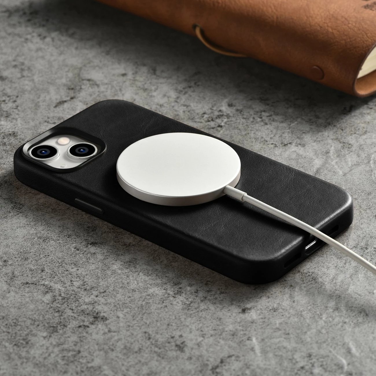 Mbështjellës lëkure iCarer Oil Wax Premium për iPhone 14, me MagSafe, i zi