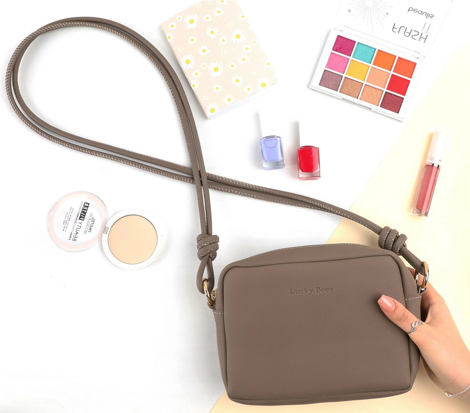 Çantë crossbody Lucky Bees, ngjyrë mink, 1269 v2