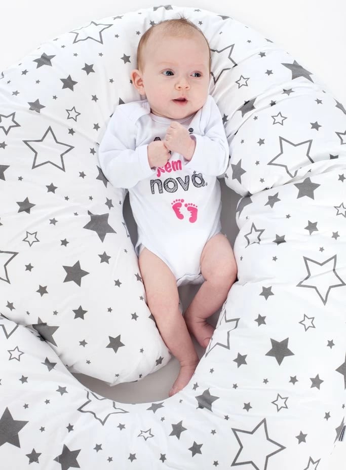 Mbulesë jastëku gjidhënie në formë C, New Baby, Stars, 100% pambuk, me zinxhir të fshehur, e bardhë me yje gri