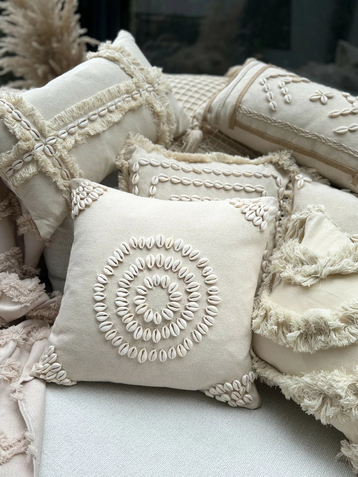 Jastëk dekorativ me mbulesë, ngjyrë bezhë, detaje guackash, Evila Originals, Den004, 43x43cm