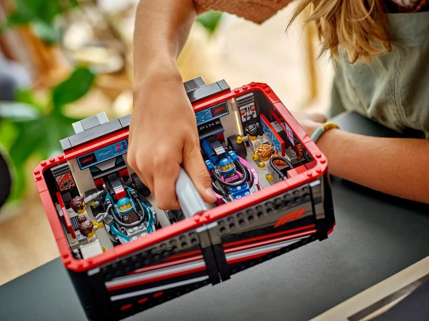 Set LEGO City 60444, Garazh F1 & Vetura Mercedes-AMG & Alpine