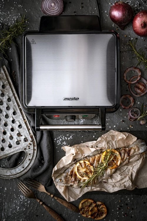 Grill elektrik kontakt 2-në-1, Mesko MS 3050, 2500W max, pllaka 28x23 cm, hapje 180°, kontroll temperature, veshje jo‑ngjitëse, me tabakë piku dhe spatulë