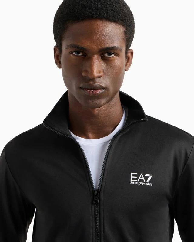 Trenerka Yakimasport, e zezë