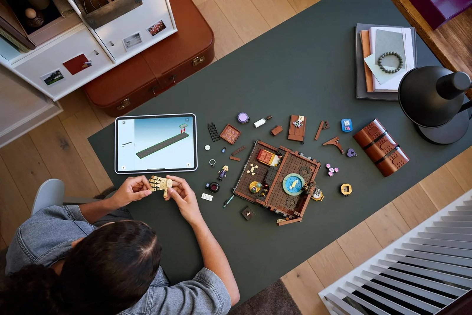 Set LEGO Wednesday Thing's Apartment 76785, 828 pjesë, për fëmijë 10+