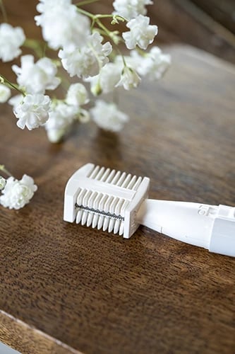 Trimer për vetulla, Adler AD 2934, teh çelik inox, krehër udhëzues dyanshëm 3.5mm/1.5mm, 1x AAA, strehë alumini, e bardhë perlë