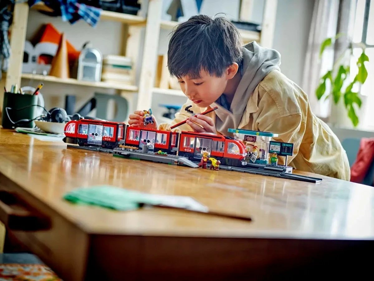Set LEGO CITY 60423 Downtown Streetcar and Station