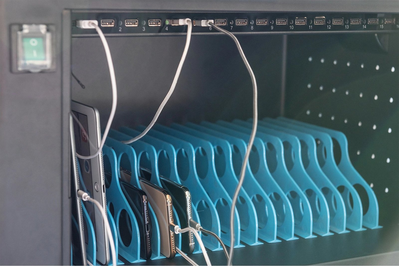 Kasë karikimi Digitus për 16 tabletë deri 14 inç, USB-A, me rrota, e zezë