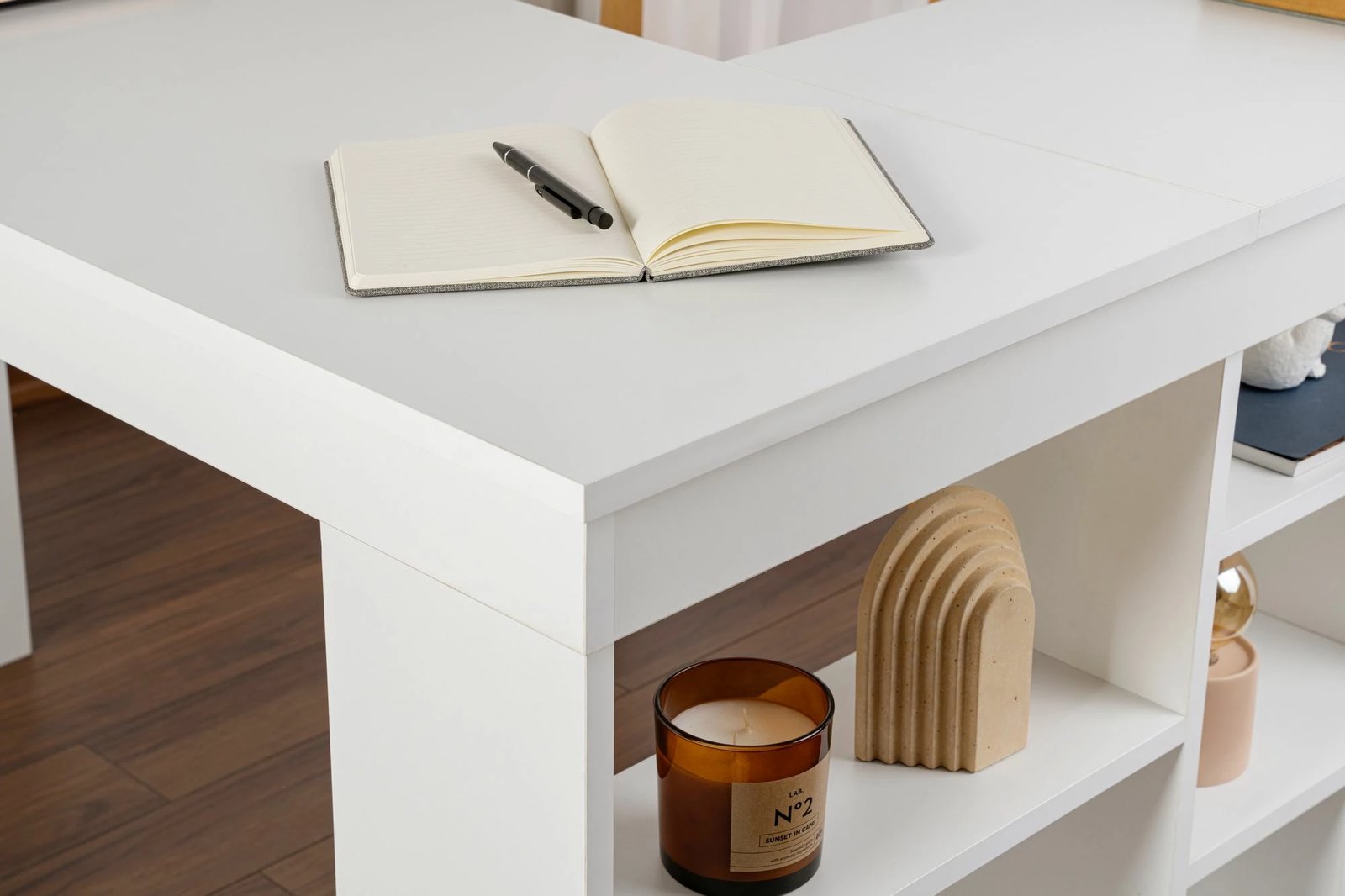 Tavolinë pune për studim, Nordure Vesper, ngjyrë natyrale e bardhë