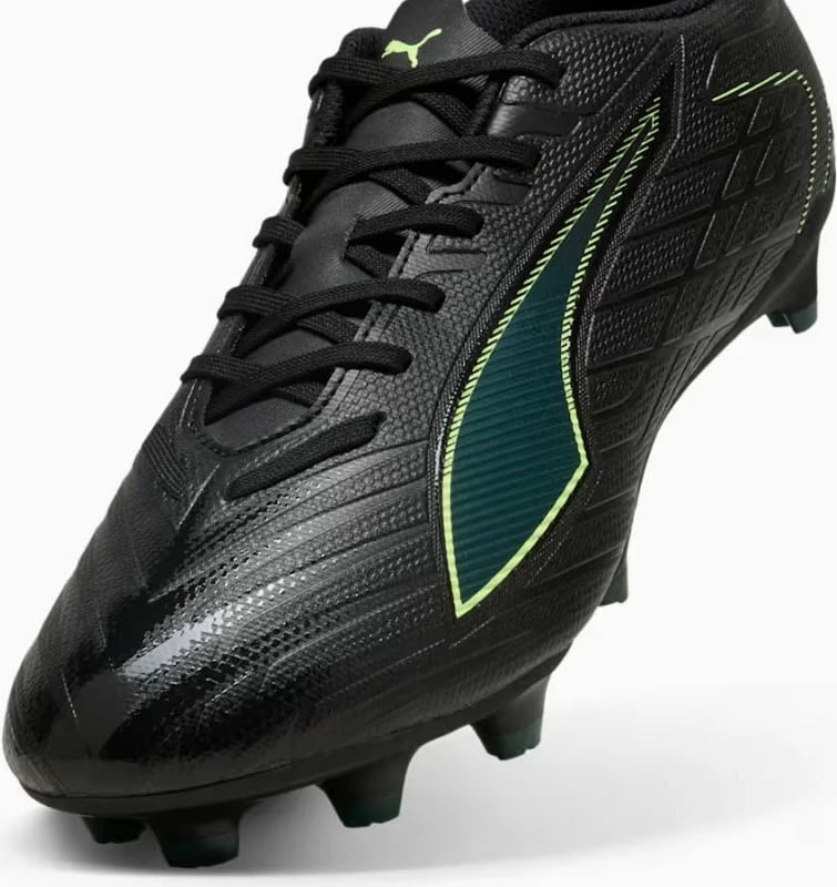 Atlete futbolli Puma, të zeza