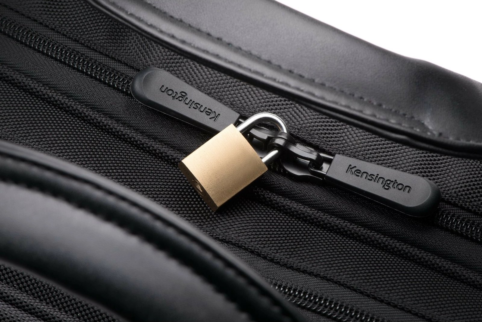 Çantë laptopi Kensington Contour 2.0, 15.6", e zezë