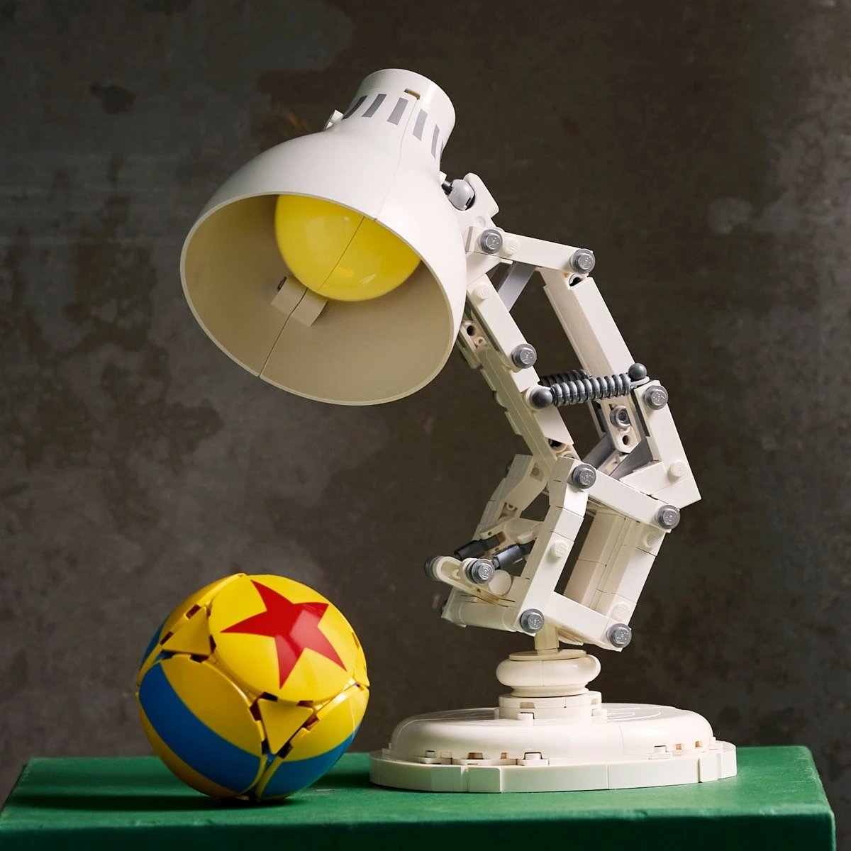 Set ndërtimi LEGO Disney Pixar Luxo Jr. 21357, 613 pjesë, i bardhë