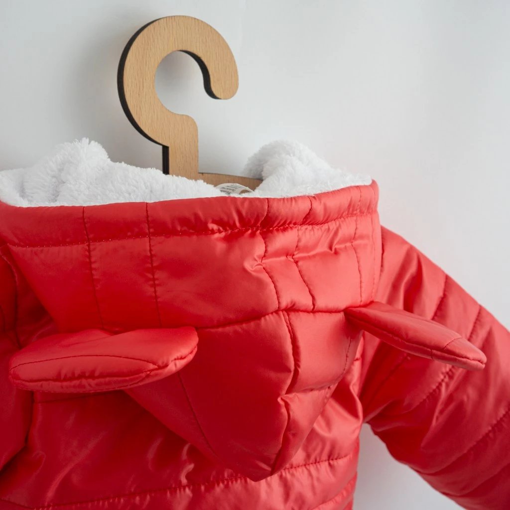 Kombinezon dimri bebe, New Baby Pumi, madhësi 62 (3-6m), me kapuç me veshë, 2 zinxhirë, mbushje anti-alergjike, astar wellsoft, e kuqe malinash