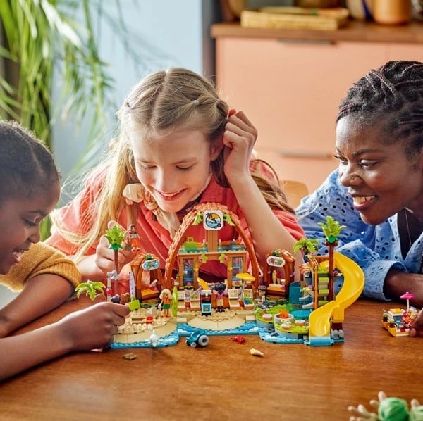 Set LEGO Friends 42673 Family Vacation at the Beach, 1140 pjesë
