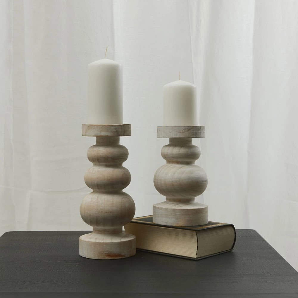 Mbajtëse për qirinj Pierre, dru, ngjyrë e bardhë-natyrale, 13x13x27 cm