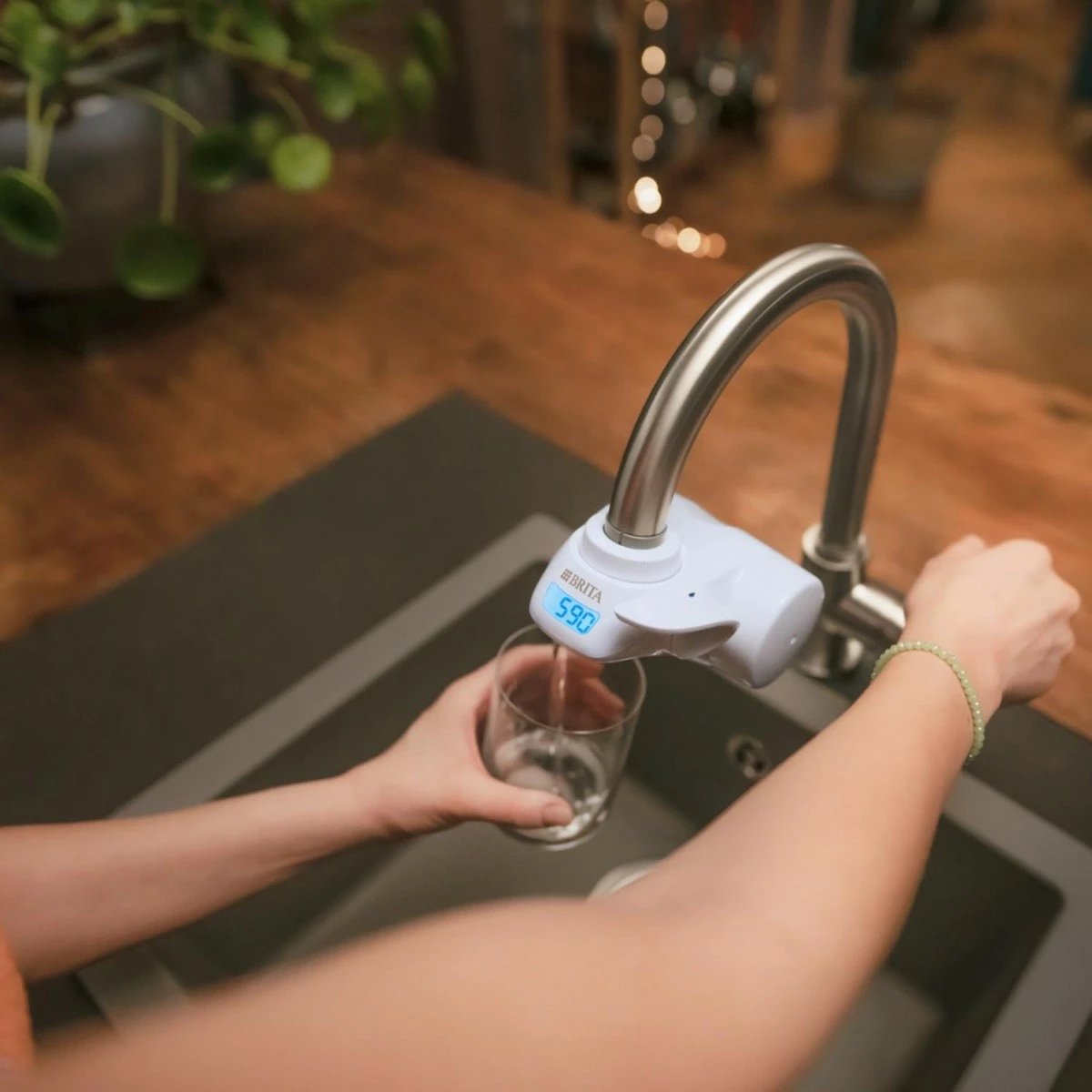 Filtër uji për rubinet Brita ON TAP Pro V-MF, i bardhë