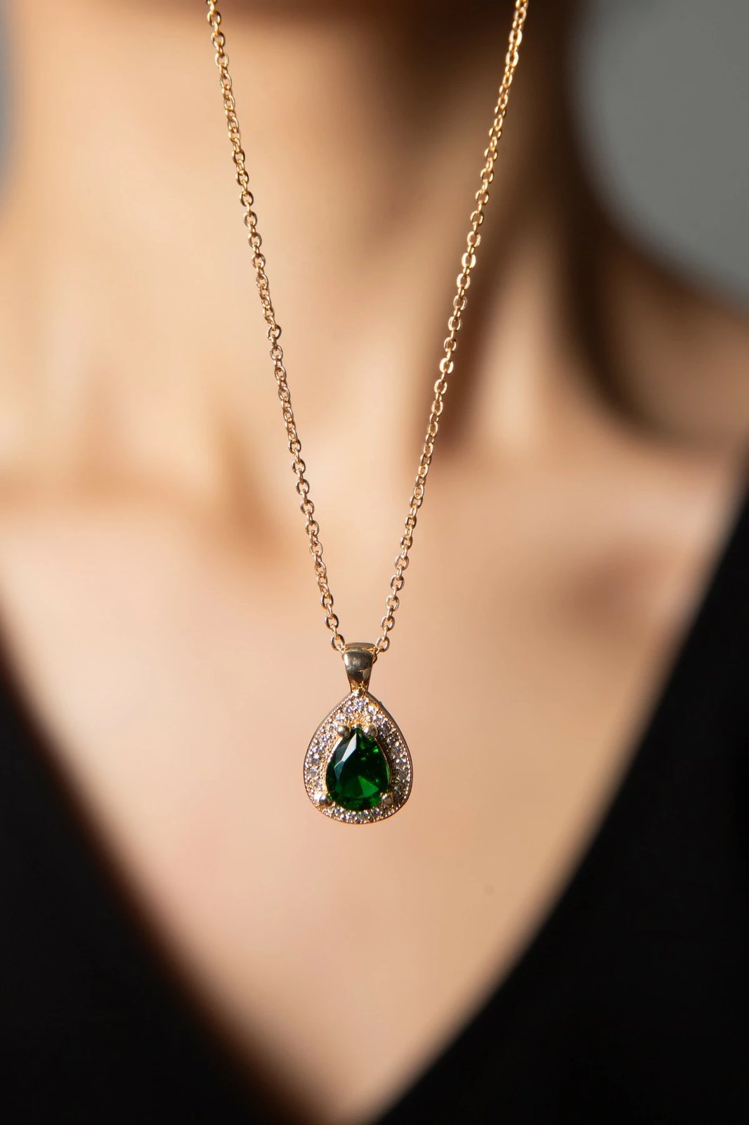 Qafore metalike, ngjyrë ari, me gur të gjelbër, CK9591