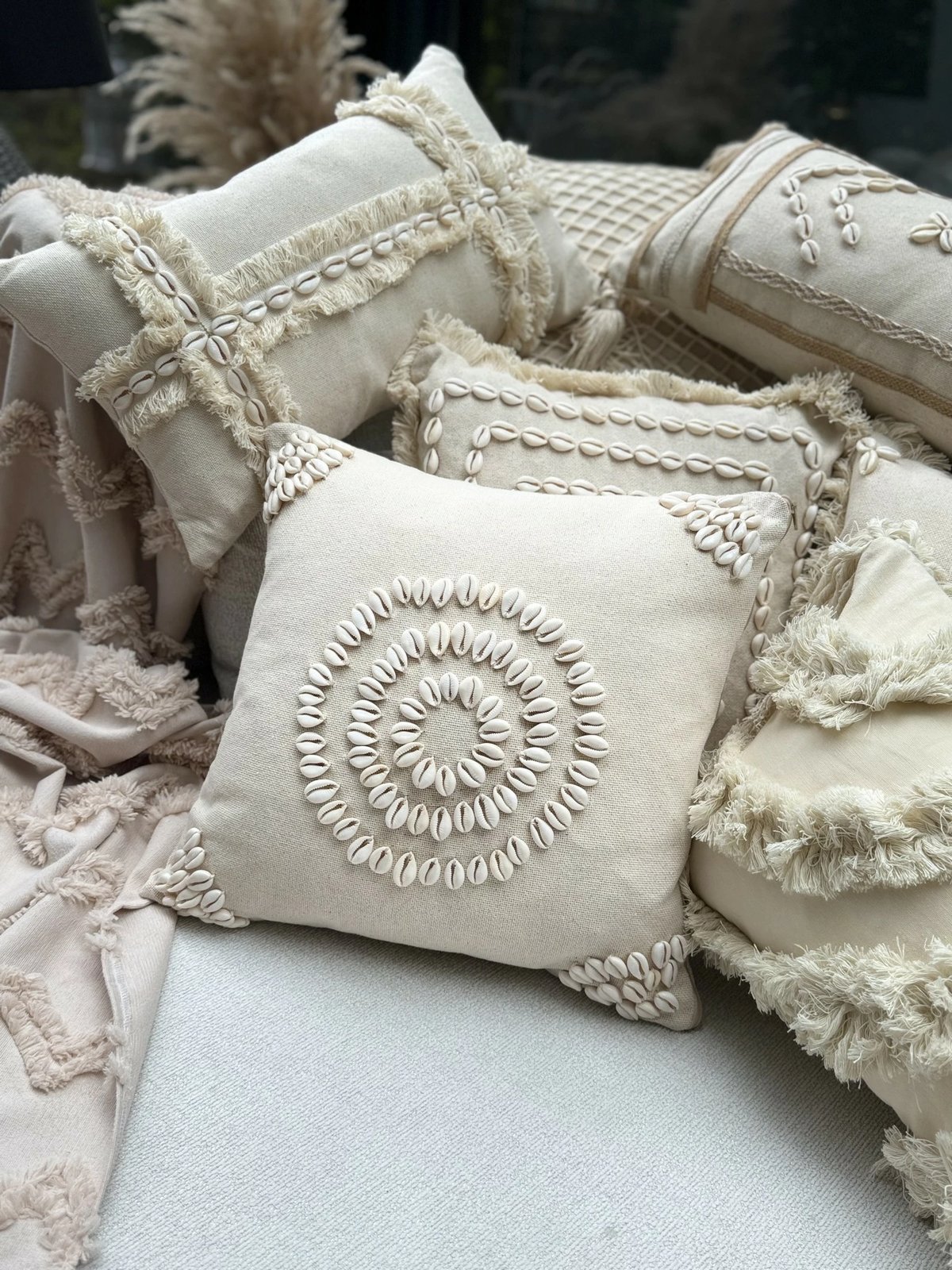 Jastëk dekorativ me mbulesë, ngjyrë bezhë, detaje guackash, Evila Originals, Den004, 43x43cm