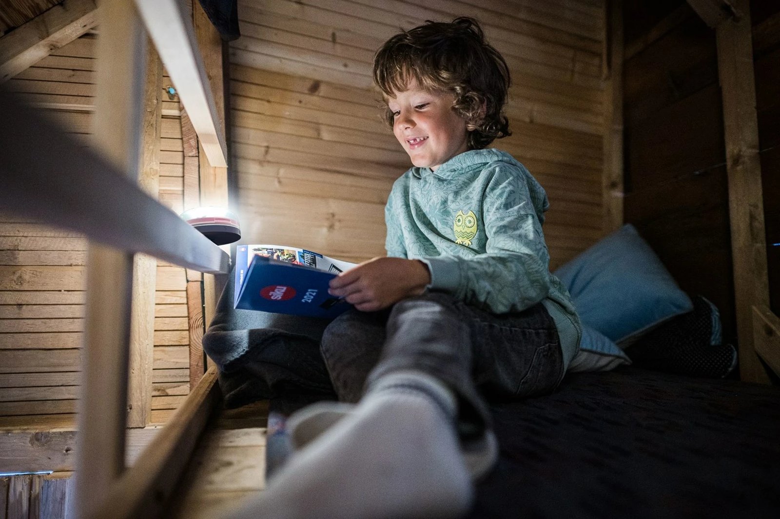 Llambë kampingu Ledlenser Kidcamp6 me bateri, bardhë/kaltër