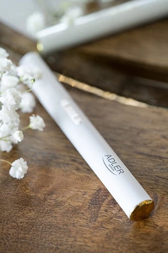 Trimer për vetulla, Adler AD 2934, teh çelik inox, krehër udhëzues dyanshëm 3.5mm/1.5mm, 1x AAA, strehë alumini, e bardhë perlë