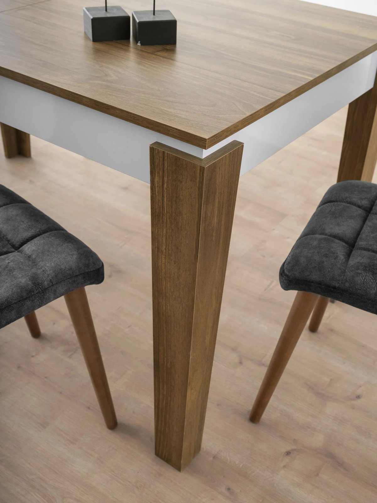 Tavolinë ngrënie me zgjatje, ngjyrë arre dhe e bardhë, Skye Decor Cunda - 2981