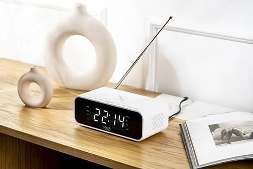 Orë alarmi me radio dhe karikues pa tel, Adler AD 1192, Bluetooth 5.0, FM, altoparlant stereo 5W, USB 1A, jo‑Qi, e bardhë