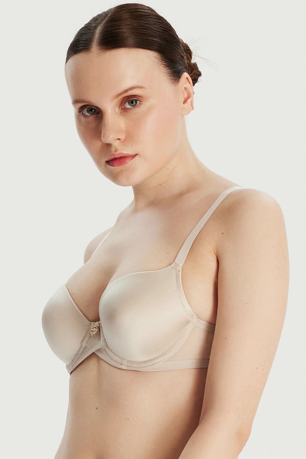 Sytjena Jumeon, i butë, ngjyrë bezhë