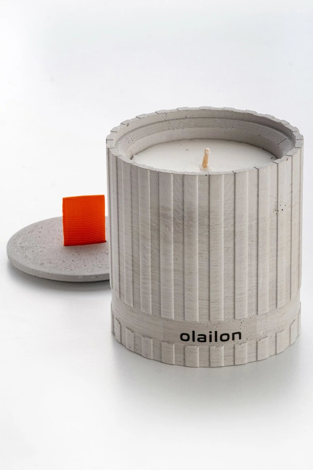 Qiri dekorativ prej betoni, ngjyrë gri, me shirit portokalli, aromë amber, Evila Originals, 8x8.5cm