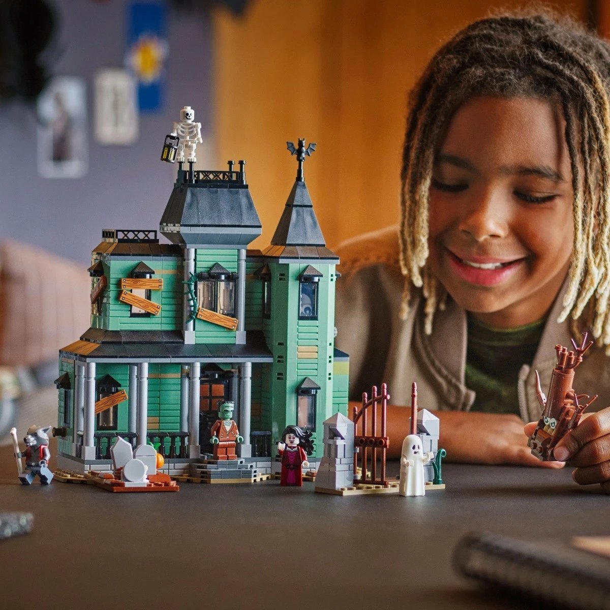 Set ndërtimi LEGO Creator 3-in-1 31167 Haunted Residence, 736 pjesë, me minifigura