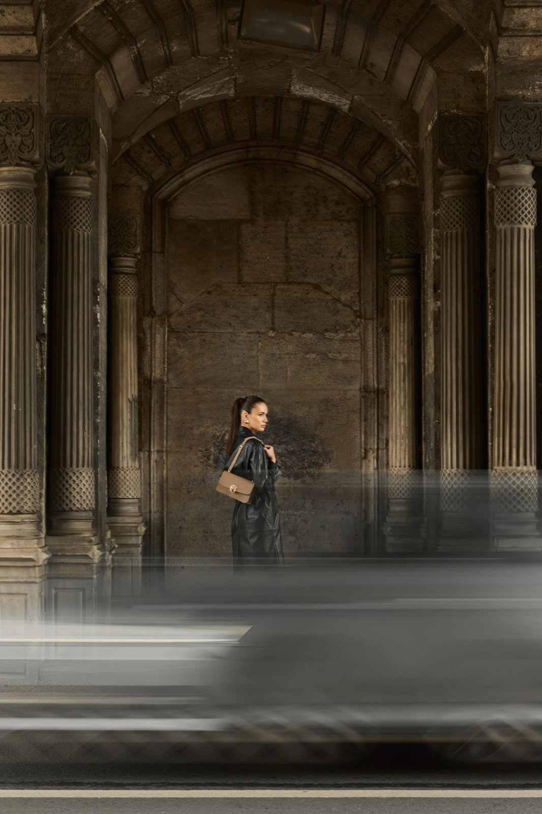 Çantë krahu Vince Camuto, ngjyrë mink, Amore